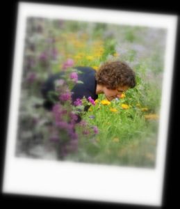 Marion en train de cueillir des fleurs en été
