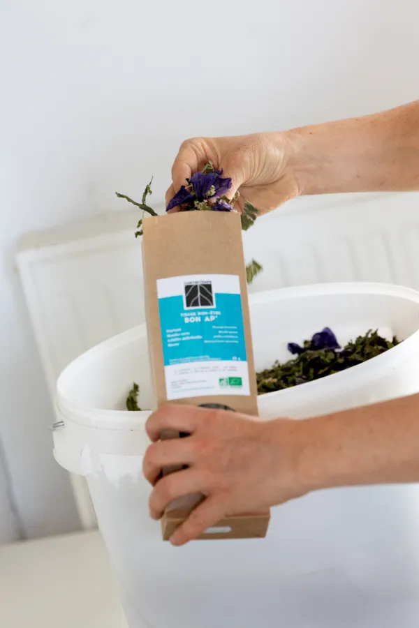 Mise en sachet à la main d'une tisane bien-être